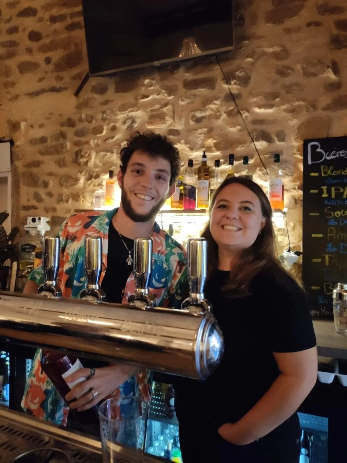 Margot et Quentin derrière le bar BOB