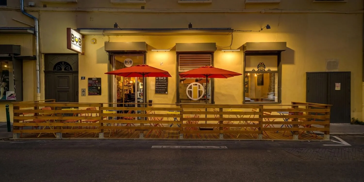 Terrasse ensoleillée du bar BOB
